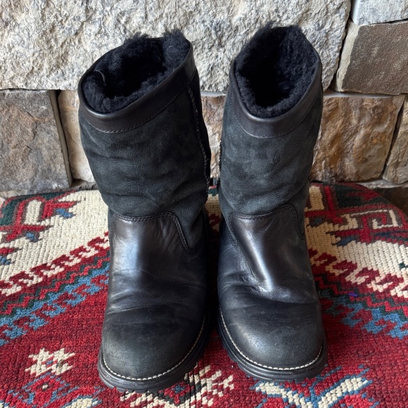 UGG Shoes - UGG Australia Style 5381 Black Leather/Sheepskin Lines Size 8 Boots